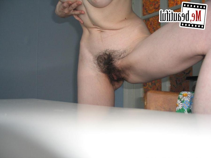 15P Slim amateur poser brings herself on while taking her erotic photos