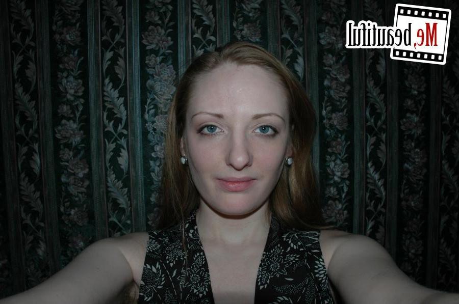 15P Foxy indulges in taking some close-up photos of her cunny and titties