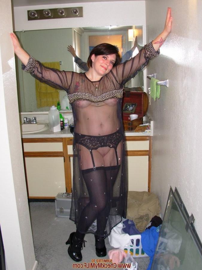 15P Sexy amateur houswive posing
