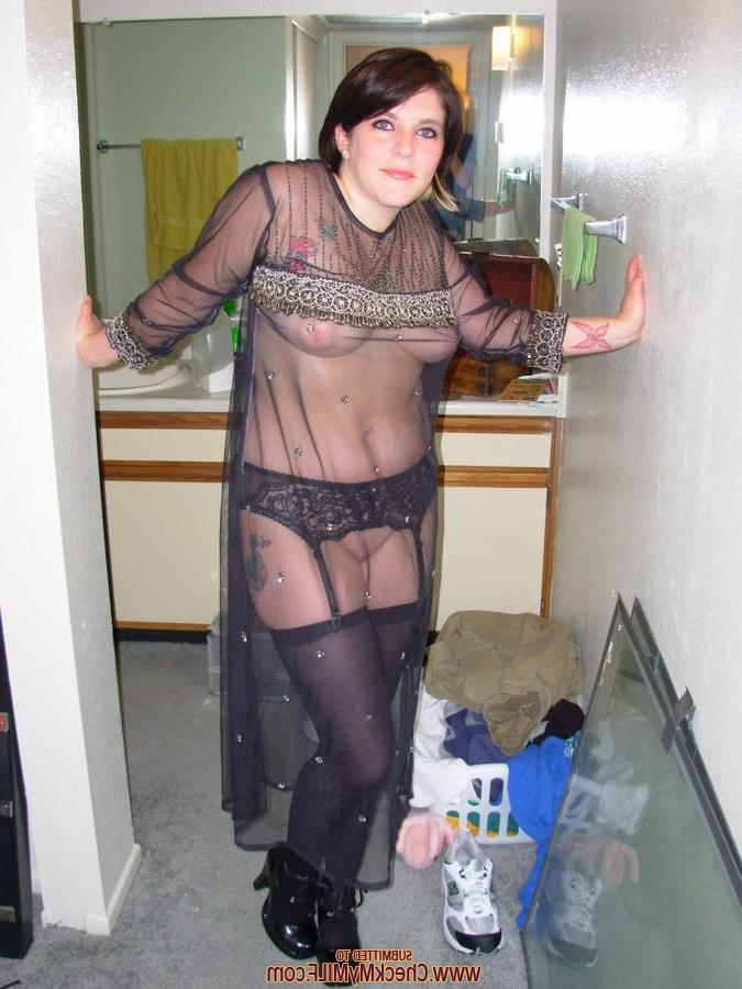 15P Sexy amateur houswive posing