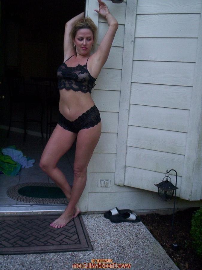 15P Amateur-Milf posiert nackt