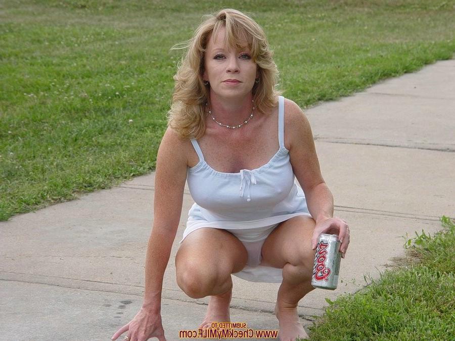 15P Sexy amateur milf posing