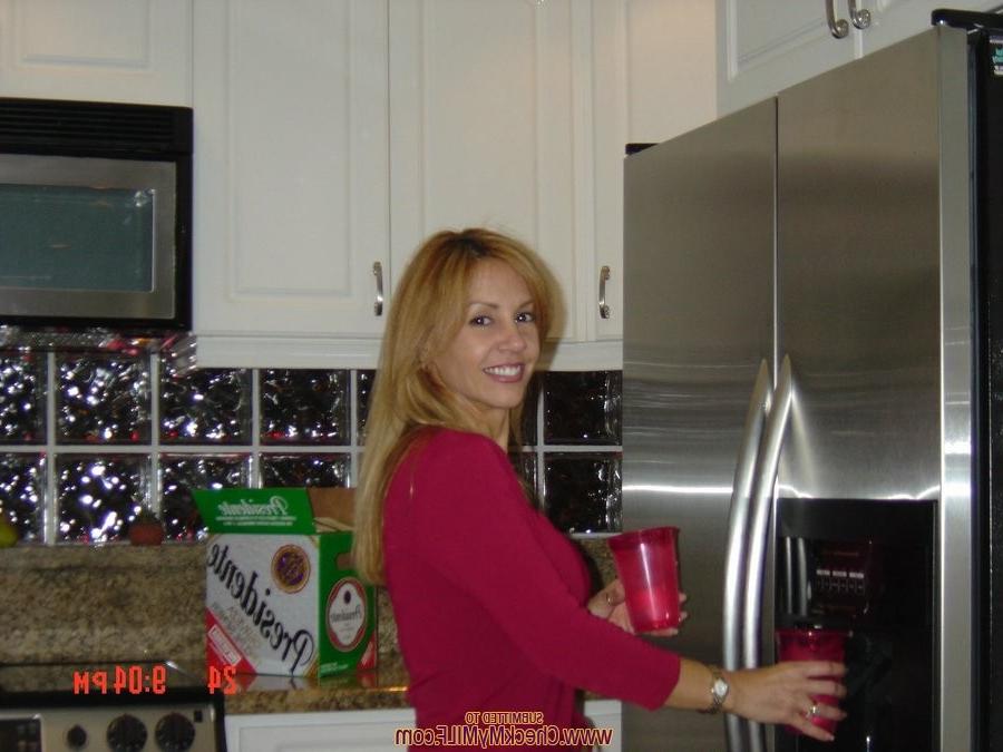 15P Gorgeous amateur milf posing