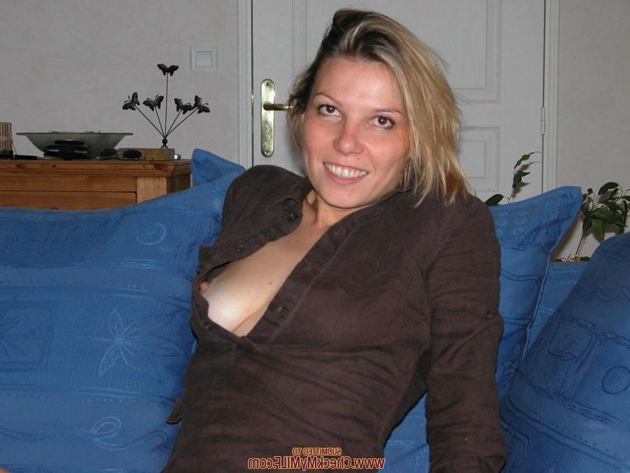 15P Hot amateur wive posing