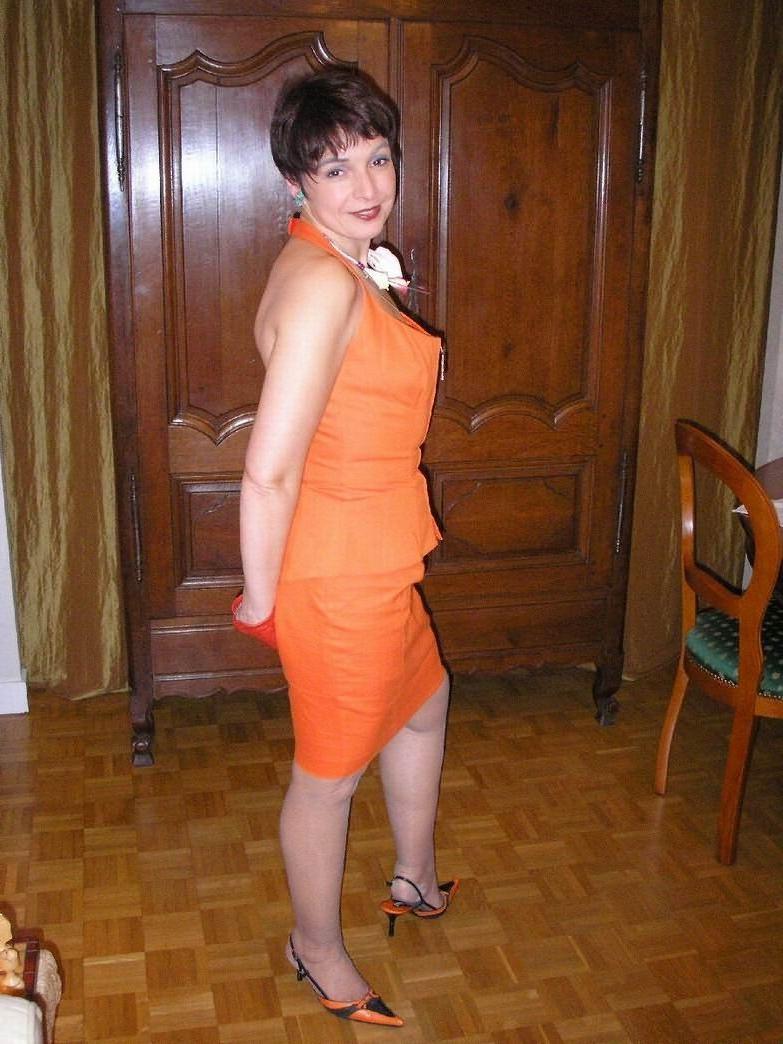15P Amateur housewife Nathalie posing in gray stockings