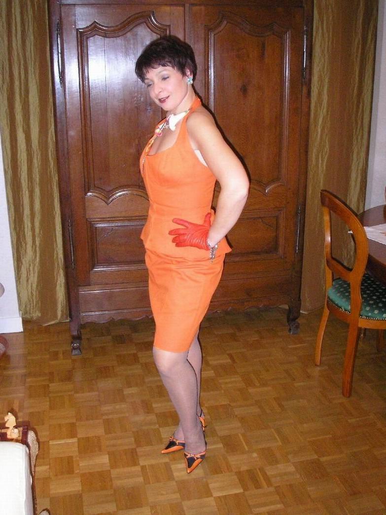 15P Amateur housewife Nathalie posing in gray stockings