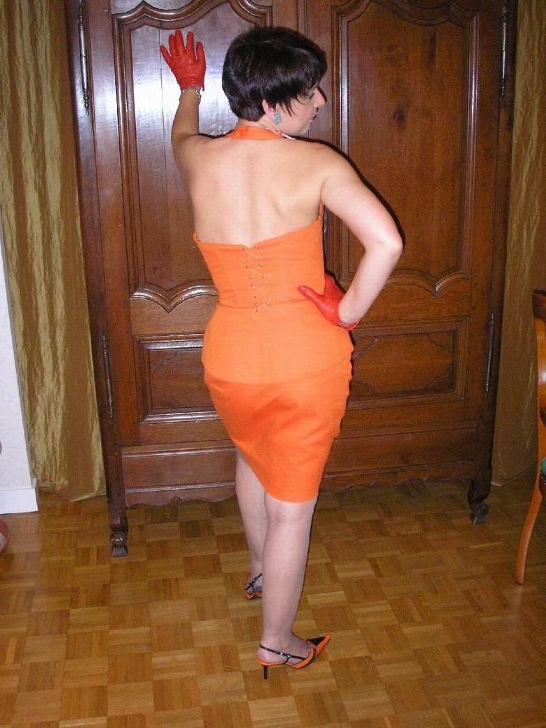 15P Amateur housewife Nathalie posing in gray stockings