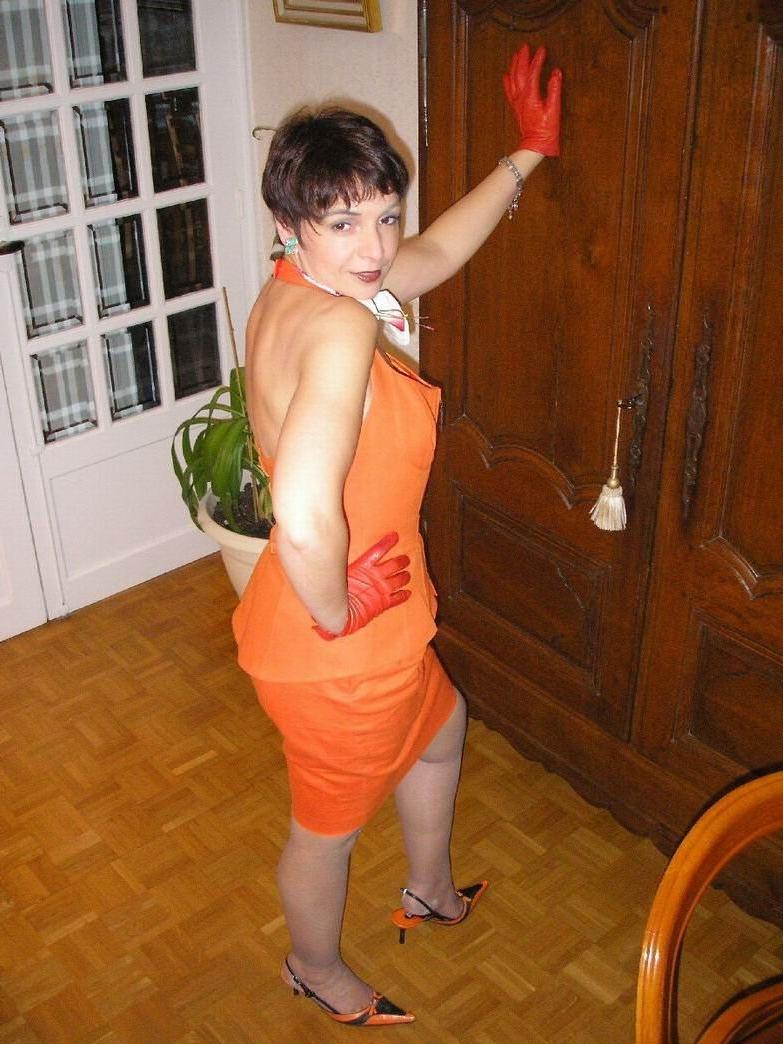 15P Amateur housewife Nathalie posing in gray stockings