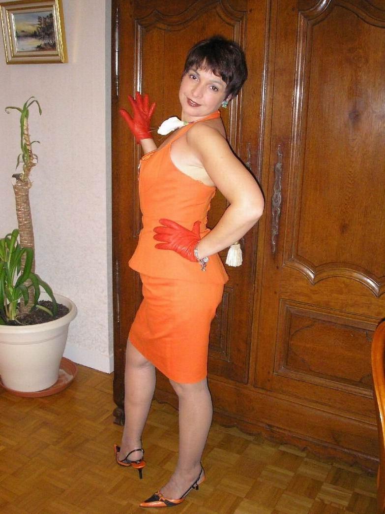 15P Amateur housewife Nathalie posing in gray stockings
