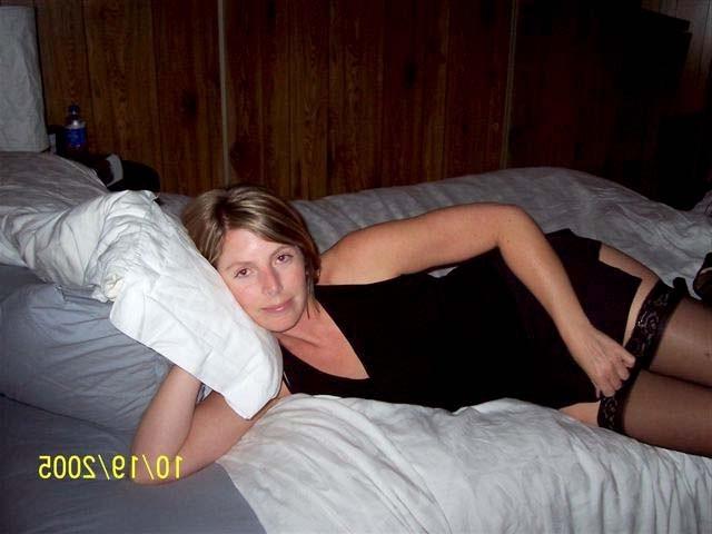 16P Amateur babe in nylons