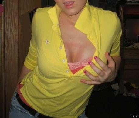 15P Amateur teen girlfriend masturbates with shampoo bottle in dorm