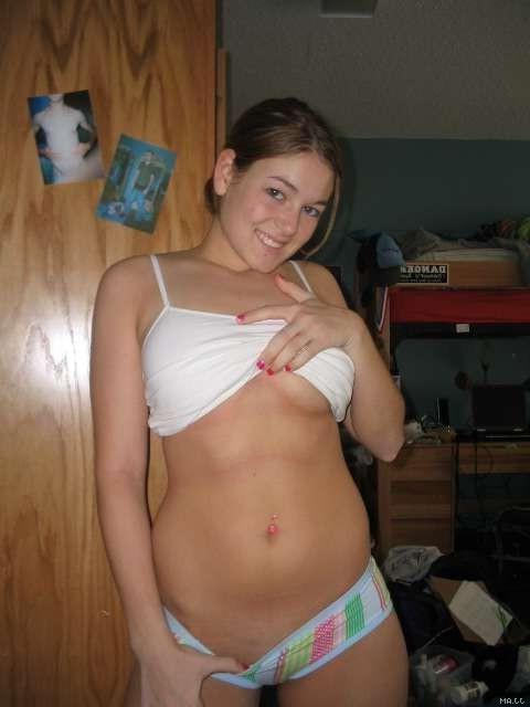 15P Amateur teen girlfriend masturbates with shampoo bottle in dorm