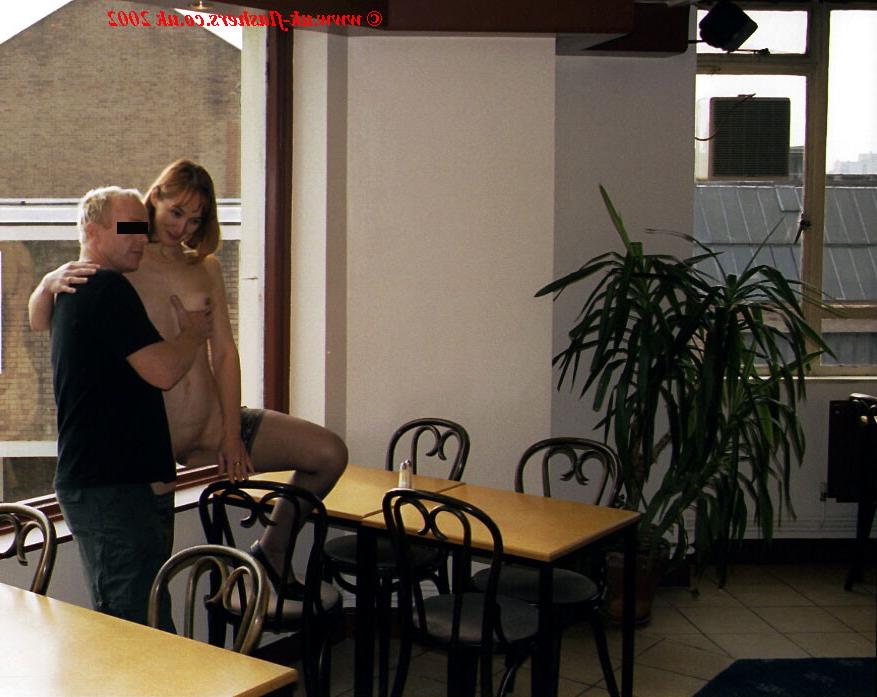 16P Public amateur mum teasing workmen and voyeur striptease in a pub