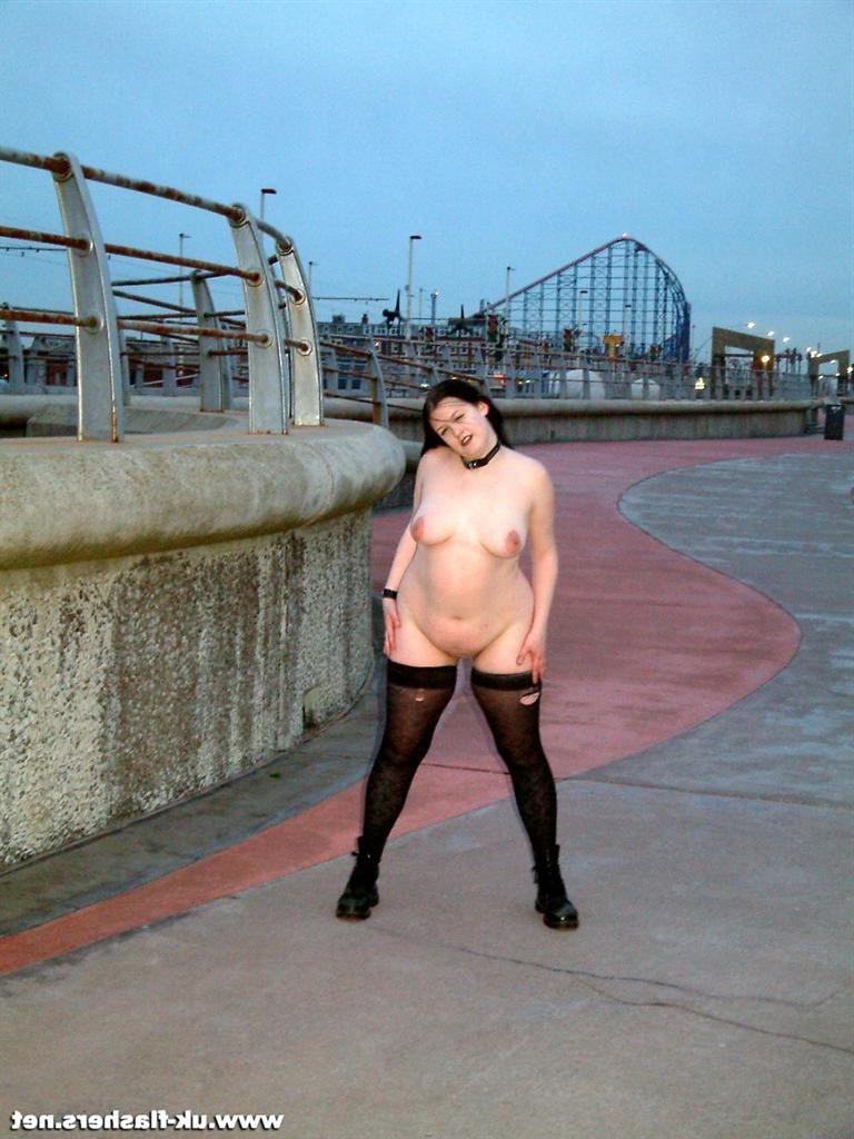 16P Amateur flashing and public nudity at uk holiday resort with daring exhibitionis