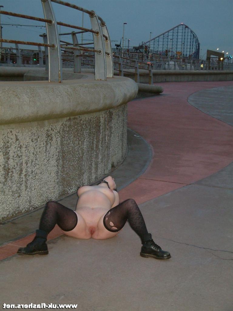 16P Amateur flashing and public nudity at uk holiday resort with daring exhibitionis
