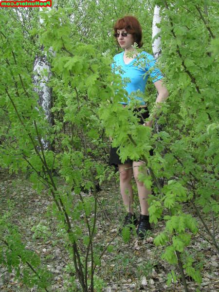 16P Amateur redhead hottie in glasses peeing in the forest