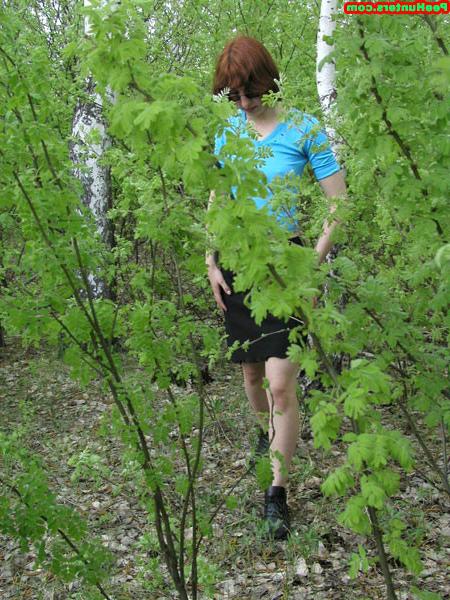 16P Amateur redhead hottie in glasses peeing in the forest