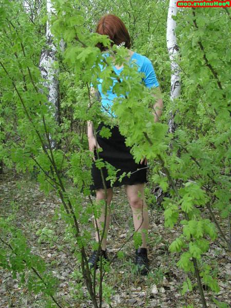 16P Amateur redhead hottie in glasses peeing in the forest