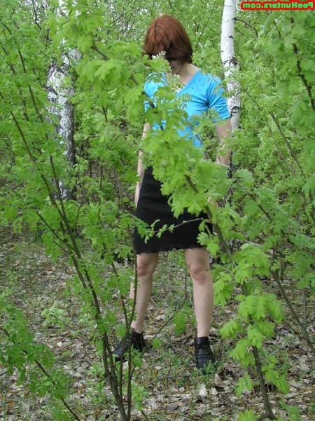 16P Amateur redhead hottie in glasses peeing in the forest