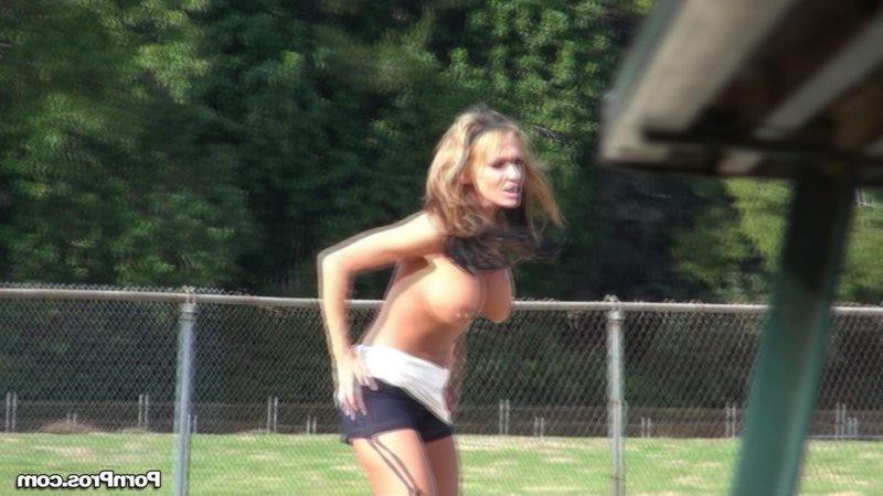 12P Amateur chick gets sharked while walking her dog