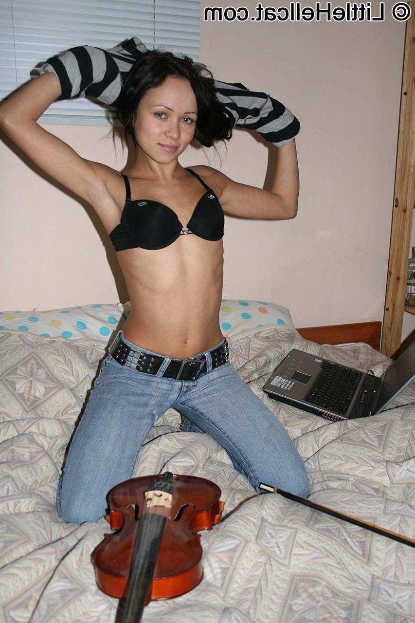 16P Tiny amateur teen girl nude in bedroom