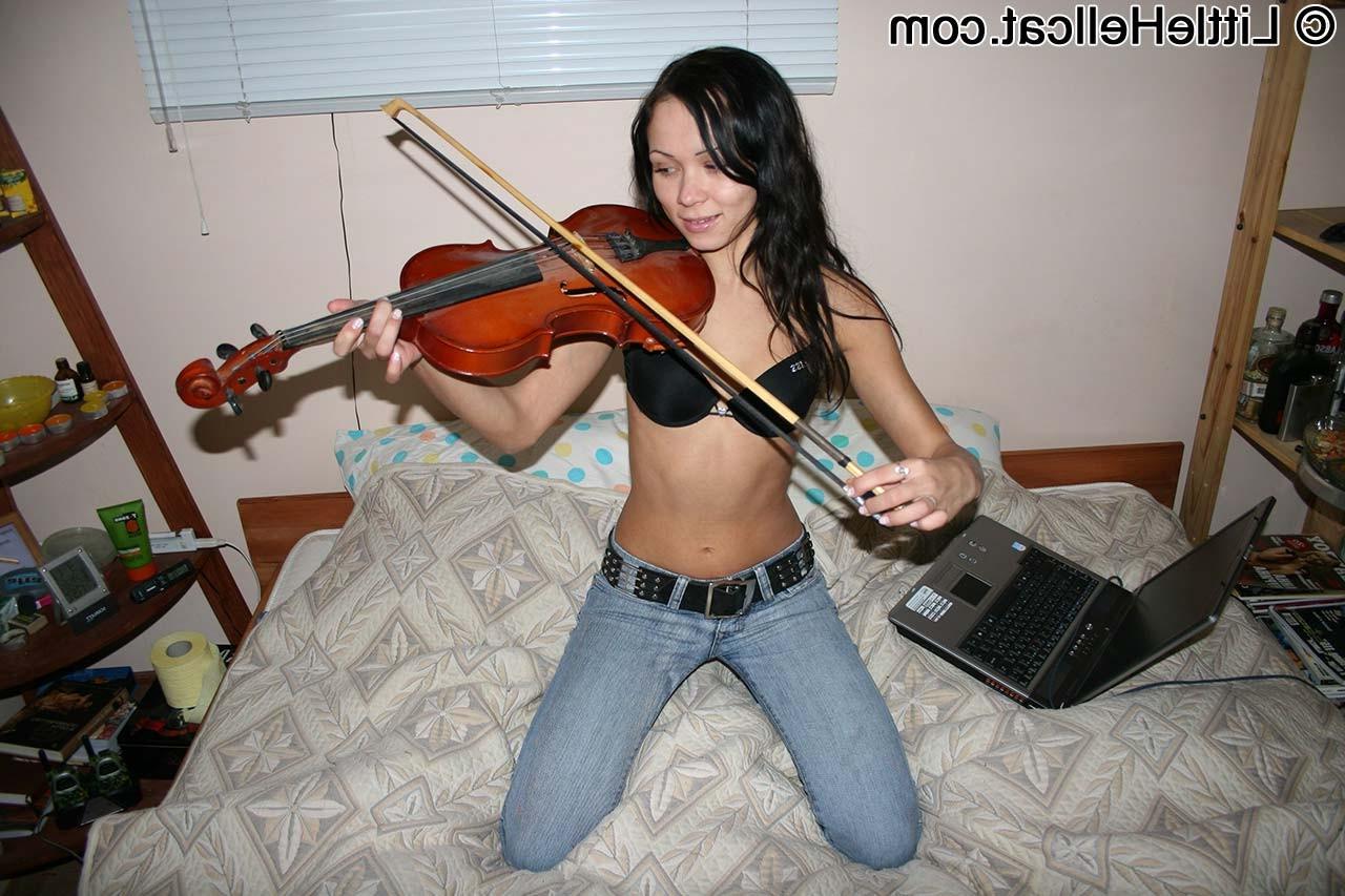 16P Tiny amateur teen girl nude in bedroom