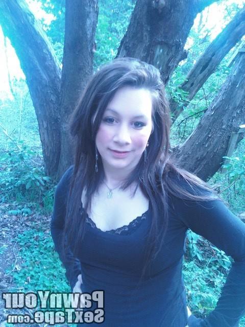 15P Cute amateur playing with her tits and pussy while taking pics in her bedroom.