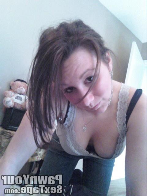 15P Cute amateur playing with her tits and pussy while taking pics in her bedroom.