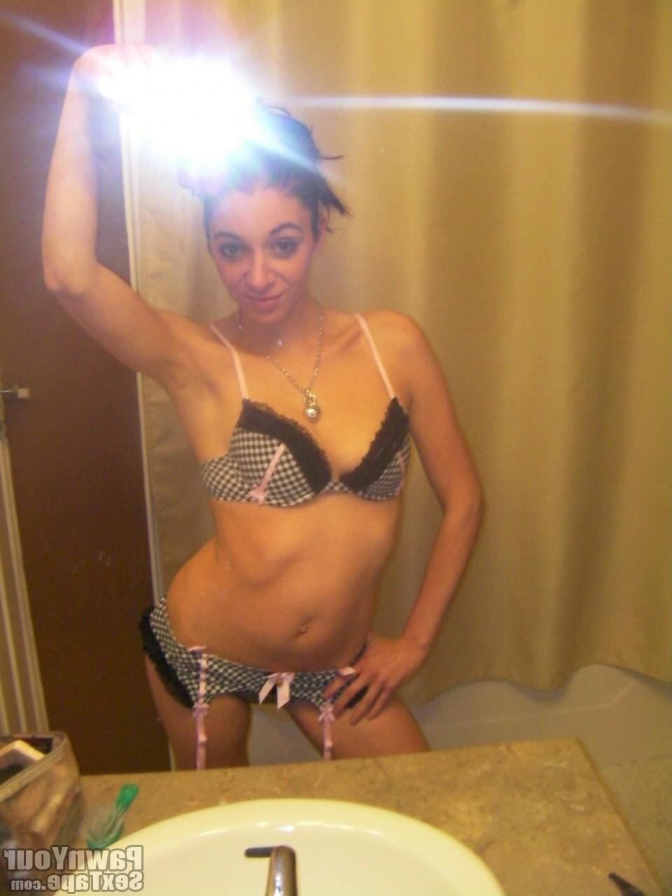 15P Hot babe gets naked and shows off her D cup beauties in these hot self pics