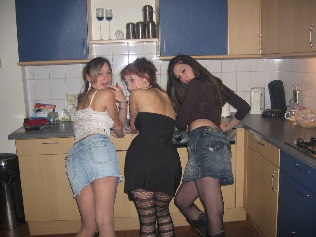 15P De vrais instantanés faits maison de copines adolescentes amateurs posant et s'étalant
