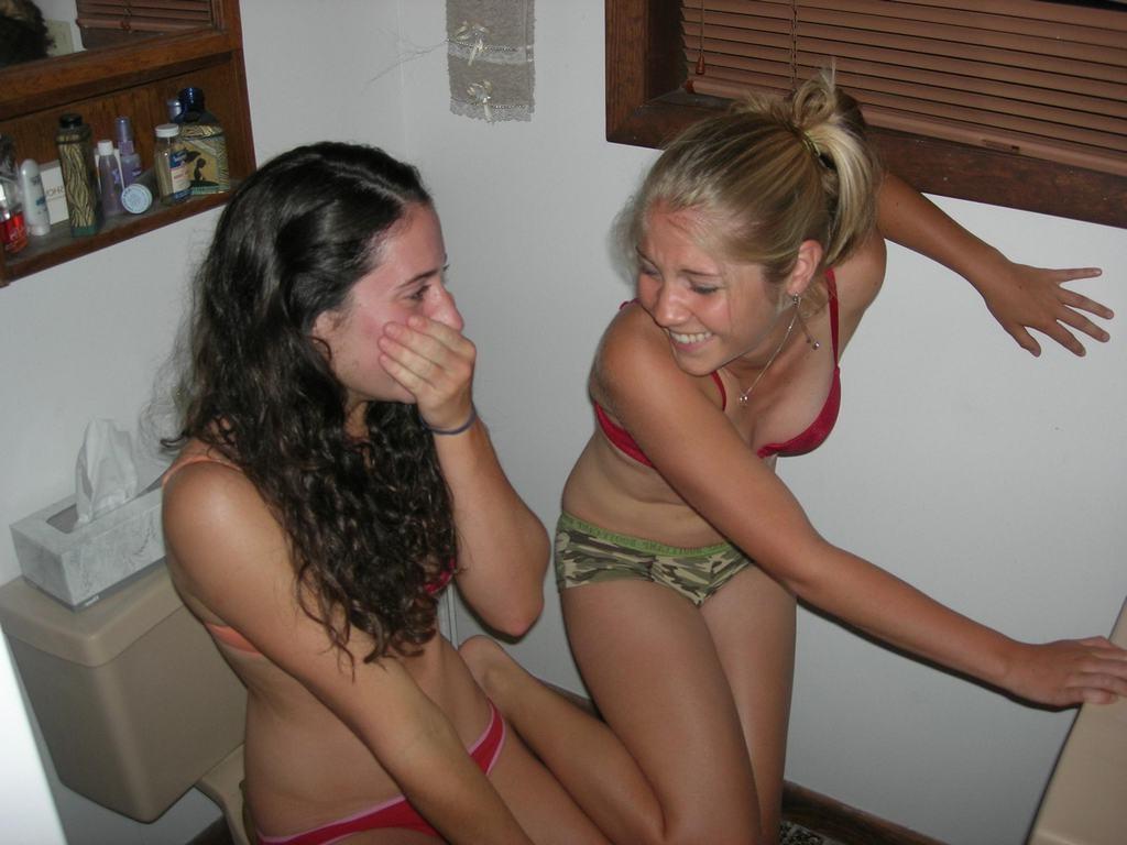 15P De vrais instantanés faits maison de copines adolescentes amateurs posant et s'étalant