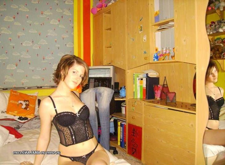 15P Amateur teen girlfriend spreads and sucks cock in homemade pix