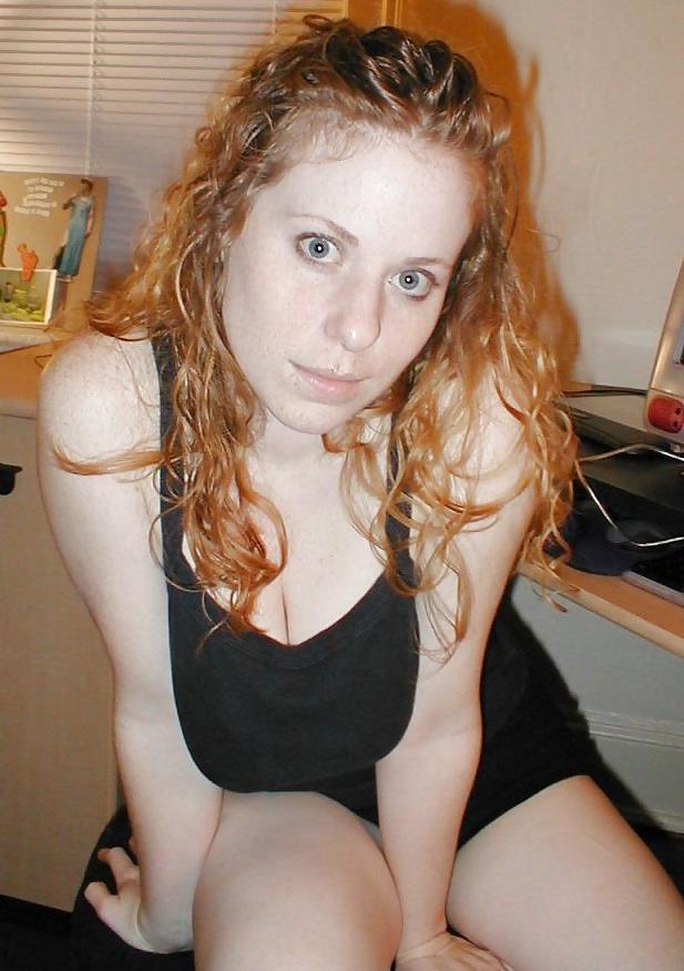 25P Kira Redhead Amateur In Checks Her Email
