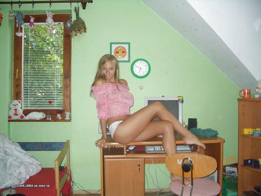 12P Cute amateur teen posing naked