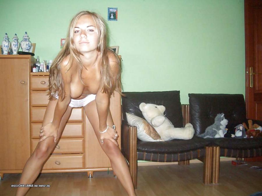 12P Cute amateur teen posing naked