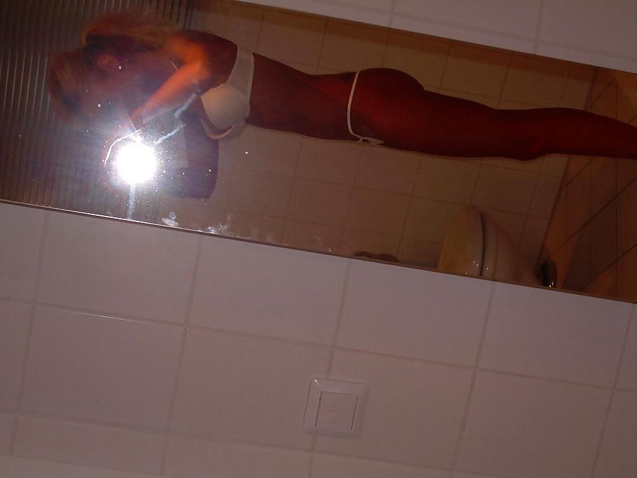25P AMATEUR GIRL IN LINGERIE POSES NAKED (Lupus23)