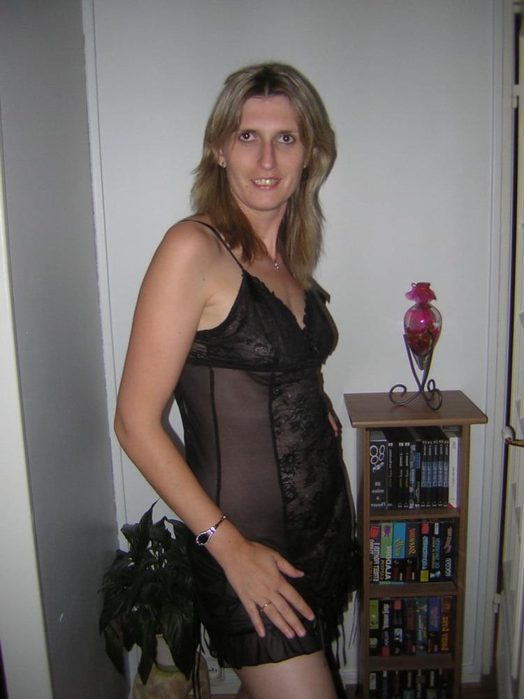 20P French amateur in sexy pose 3