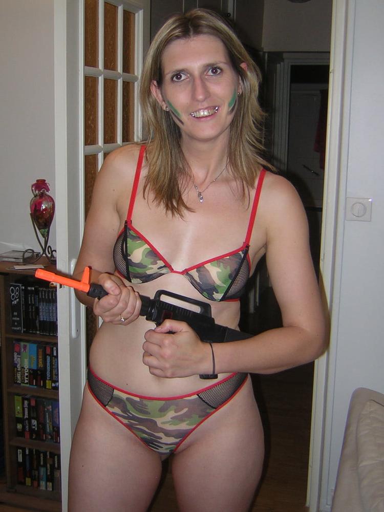20P French amateur in sexy pose 3
