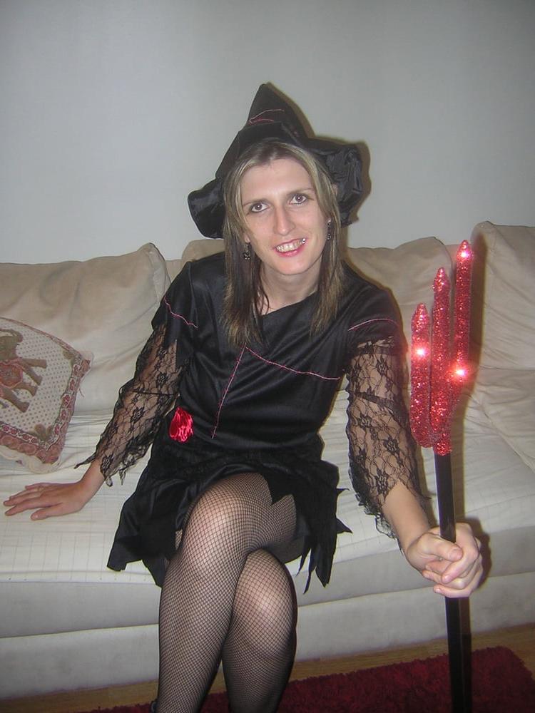 20P French amateur in sexy pose 3