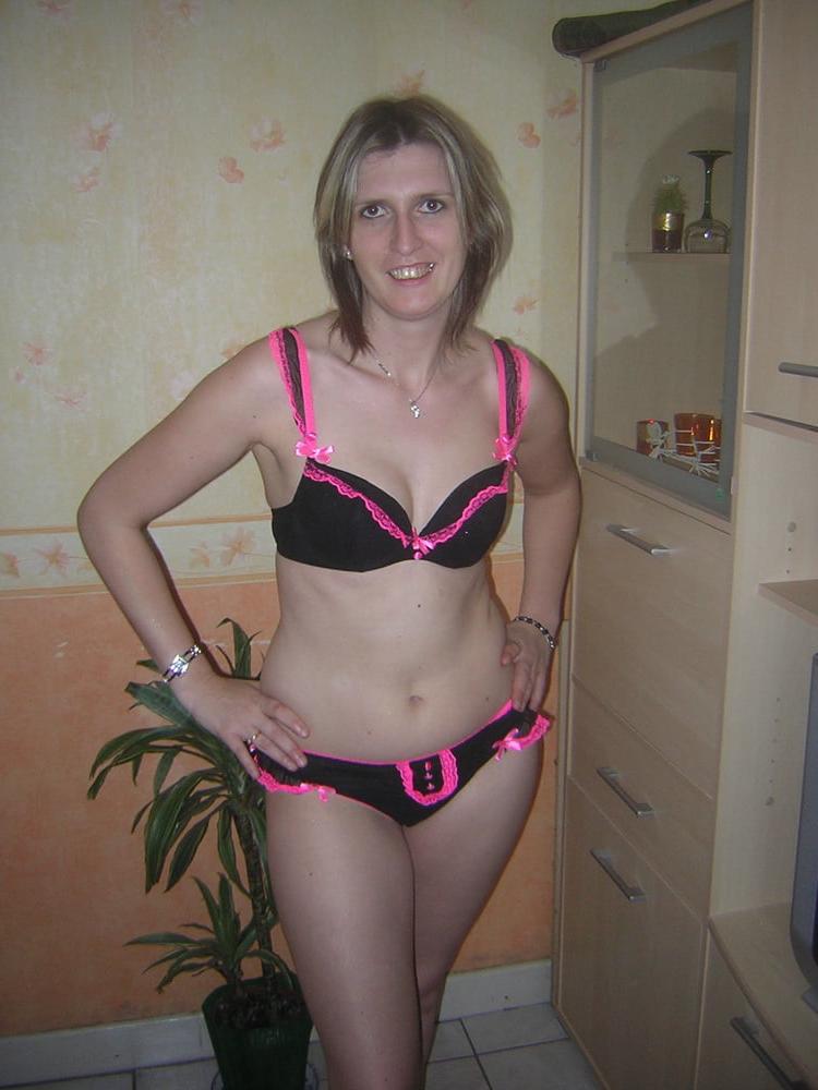 20P French amateur in sexy pose 2