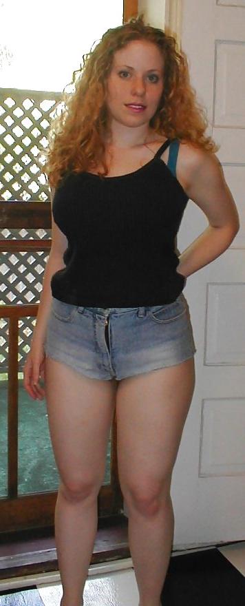 25P Kira Rothaarige Amateurin posiert in Jeansshorts