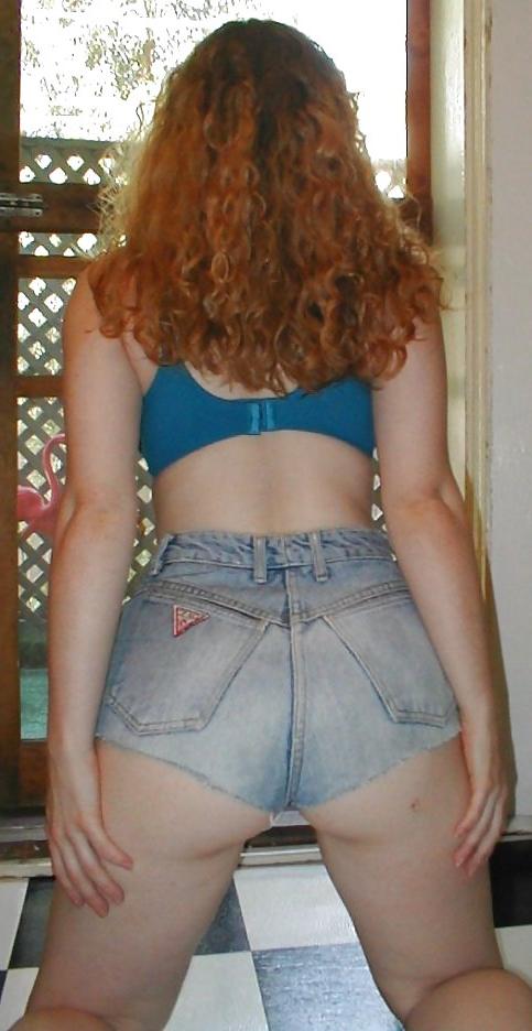 25P Kira Rothaarige Amateurin posiert in Jeansshorts