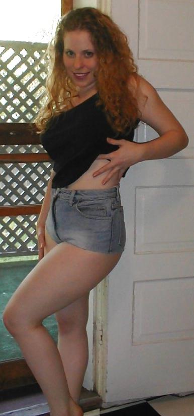 25P Kira Rothaarige Amateurin posiert in Jeansshorts