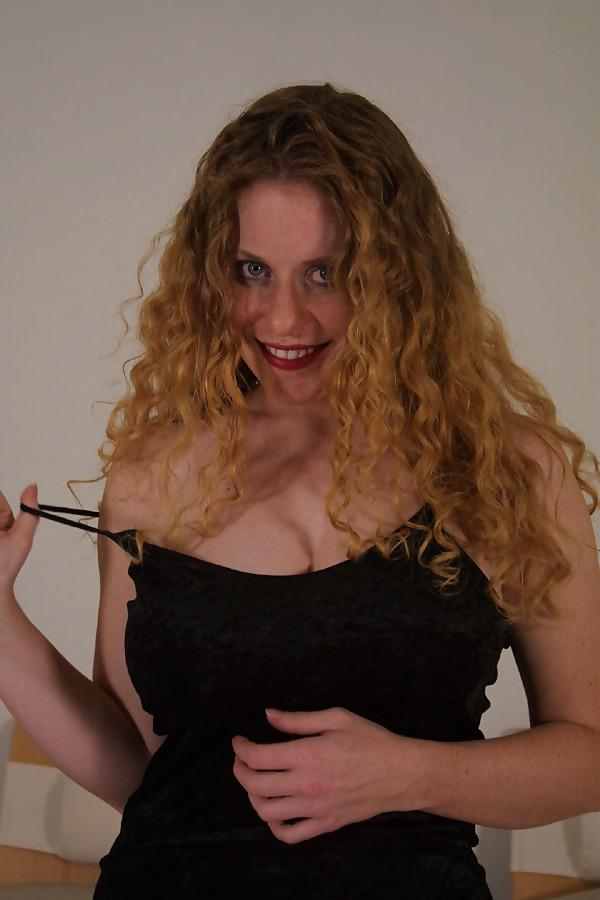 25P Kira Redhead Amateur In Sexy Velvet Dress