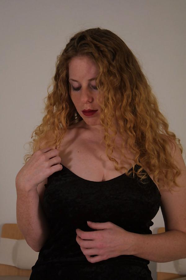 25P Kira Redhead Amateur In Sexy Velvet Dress