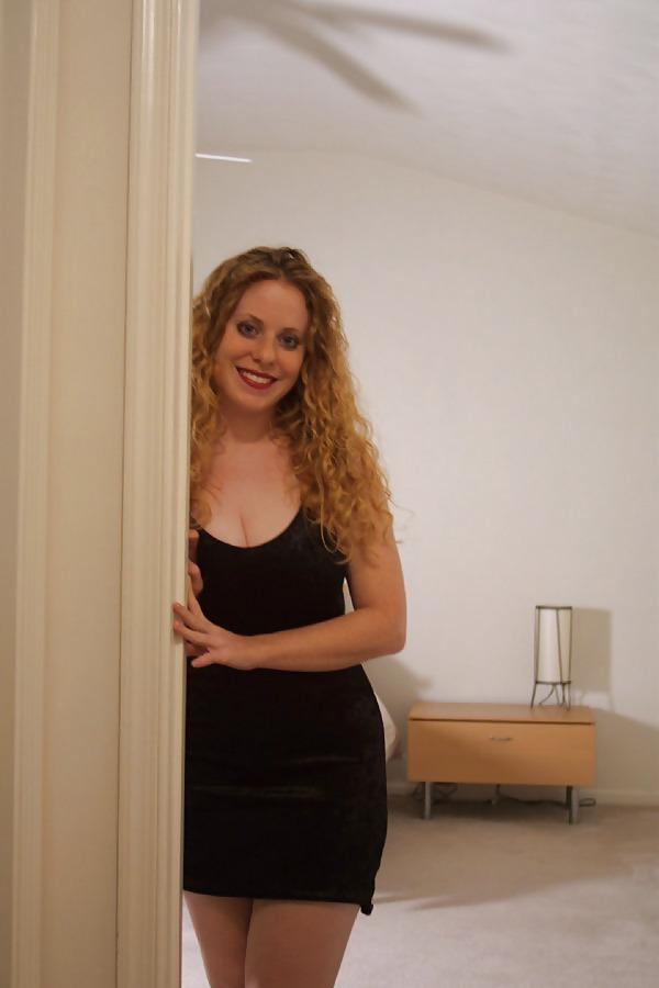 25P Kira Redhead Amateur In Sexy Velvet Dress