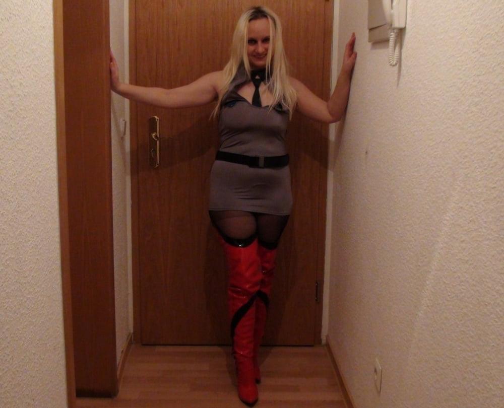 25P Horny amateur MILF Yvonne in hot dress 2
