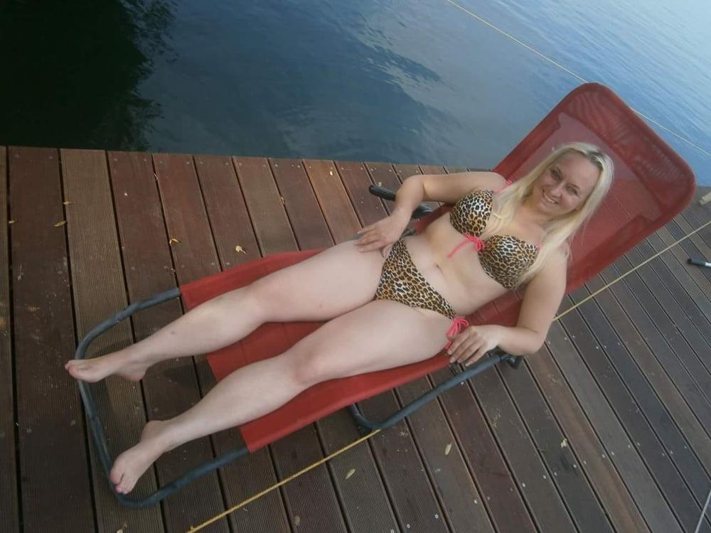 25P Horny amateur  MILF Yvonne in bikini
