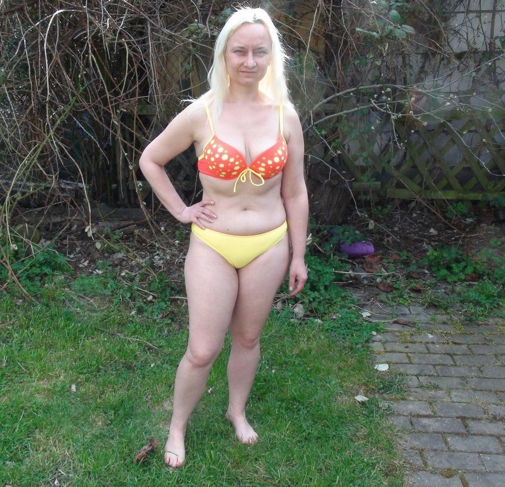 25P Horny amateur  MILF Yvonne in bikini