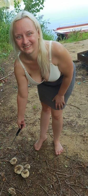 25P Horny amateur  MILF Yvonne in bikini